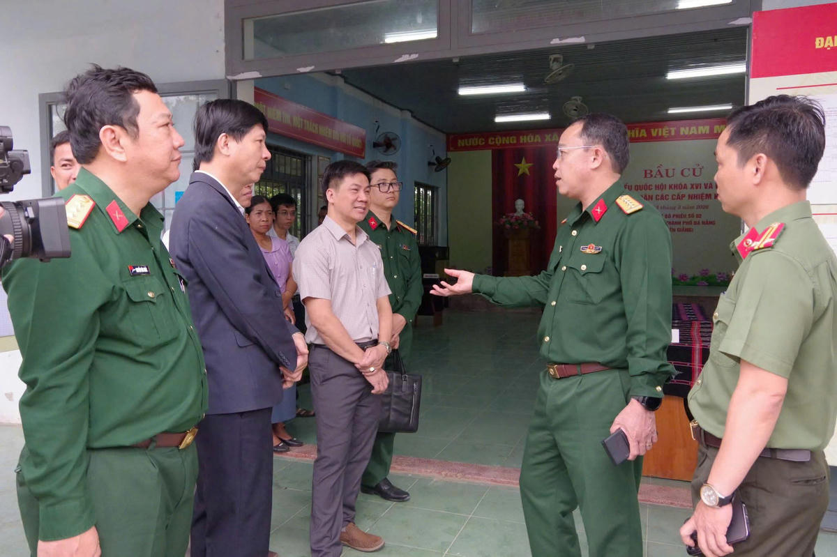 Đại tá Trần Hữu Ích (bên phải), Chỉ huy trưởng Bộ Chỉ huy Quân sự thành phố kiểm tra khu vực bỏ phiếu tại xã Bến Giằng. Ảnh CV