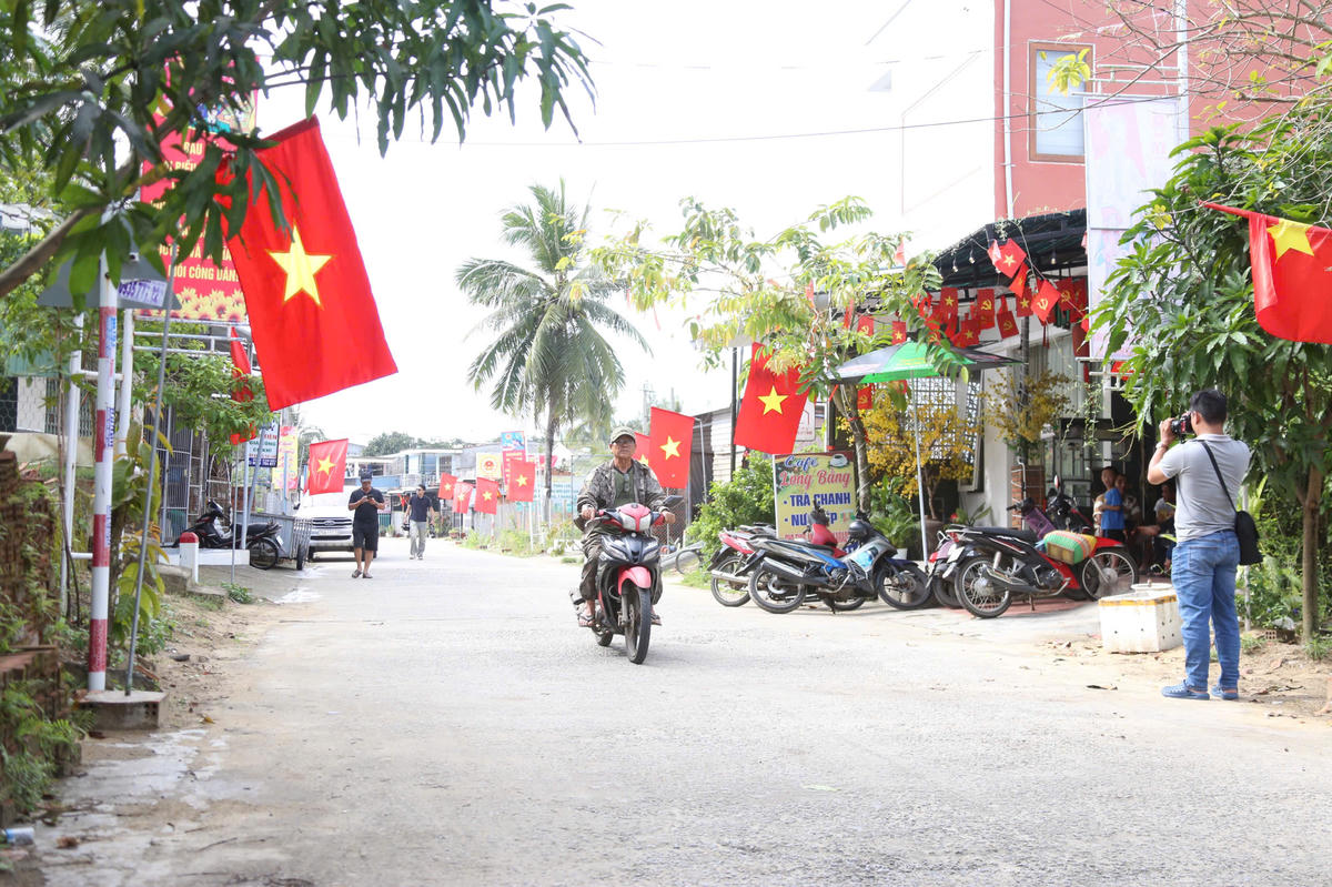Một số tuyền đường xã đảo Tam Hải trang trí cờ Tổ quốc. Ảnh: CV.