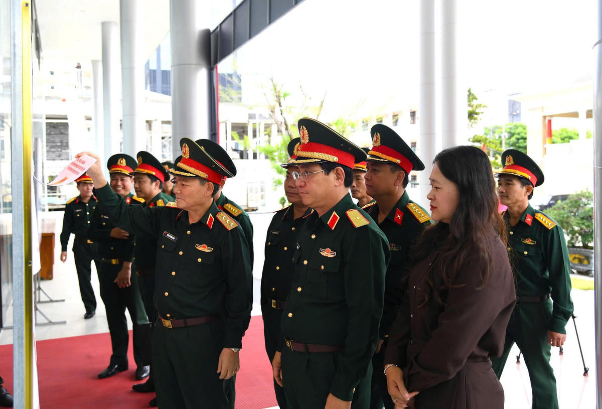 &nbsp;Thượng tướng Phạm Trường Sơn kiểm tra niêm yết danh sách người ứng cử tại Tổ bầu cử cơ quan Bộ CHQS TP Đà Nẵng. Ảnh CV.