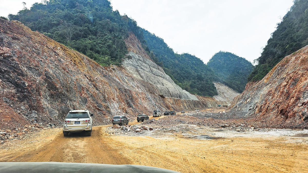 Tuyến cao tốc đi qua nhiều địa hình khác nhau, ngoài đào hầm, một số đoạn phải xẻ núi, bắc cầu.