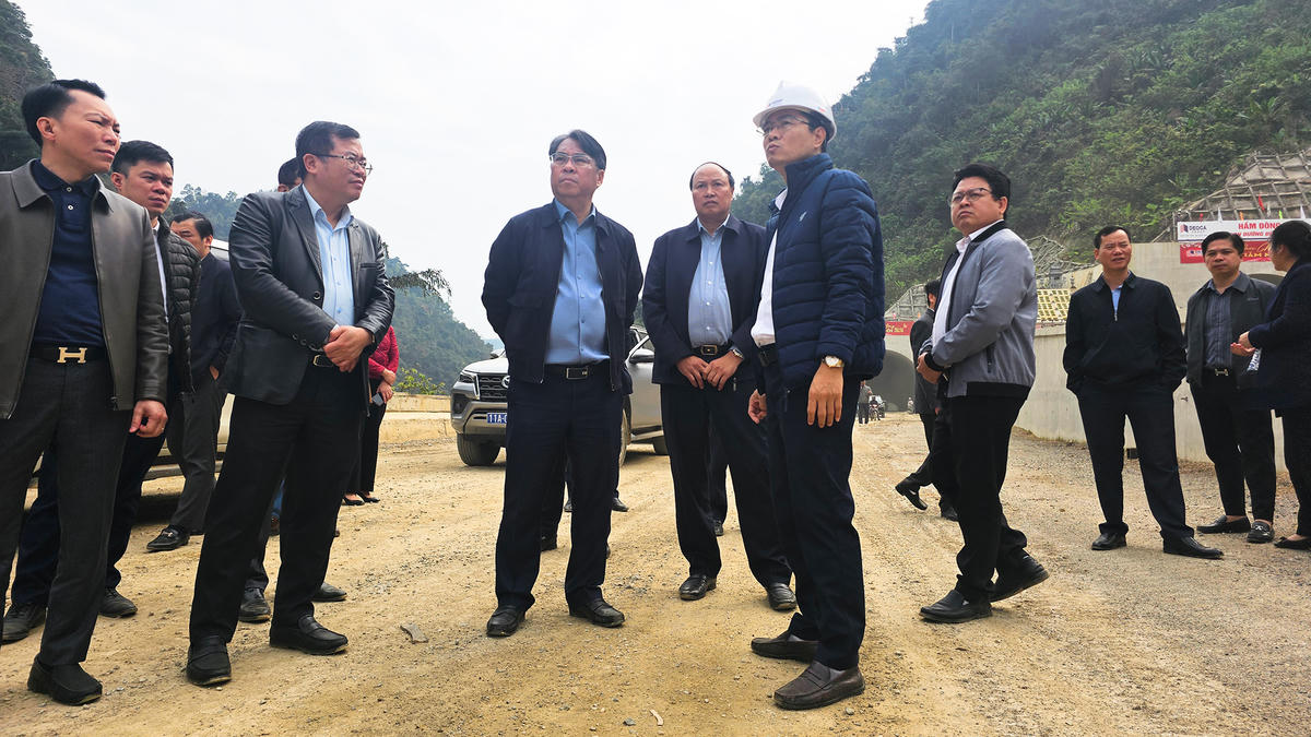 Dự án toàn tuyến cao tốc Đồng Đăng - Trà Lĩnh có 5 hầm đường bộ, trong đó, giai đoạn 1 có hai hầm gồm Đông Khê và Thất Khê. Theo nhà thầu, hầm Đông Khê hiện đã thi công xong, chỉ chờ kết nối tuyến chính.