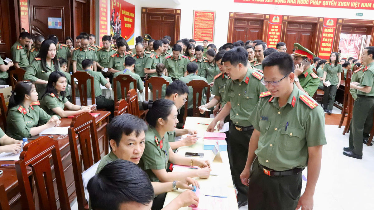 Các cử tri lần lượt thực hiện quyền nghĩa vụ công dân. Ảnh: CL.