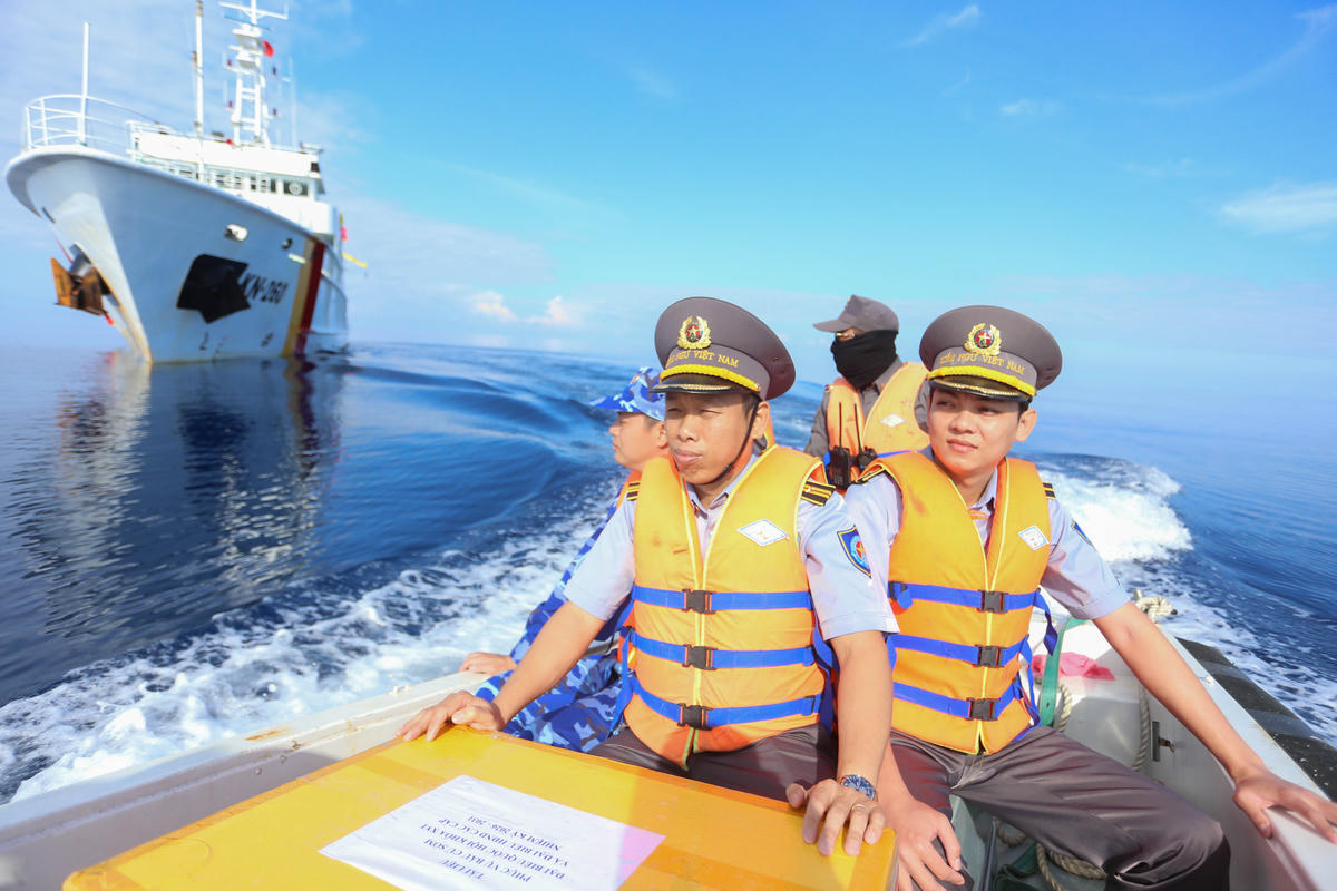 Tổ bầu cử và tài liệu phục vụ bầu cử được tổ xuồng đưa từ Tàu KN 260 sang điểm bỏ phiếu tại tàu trực. Ảnh: Đức Định.