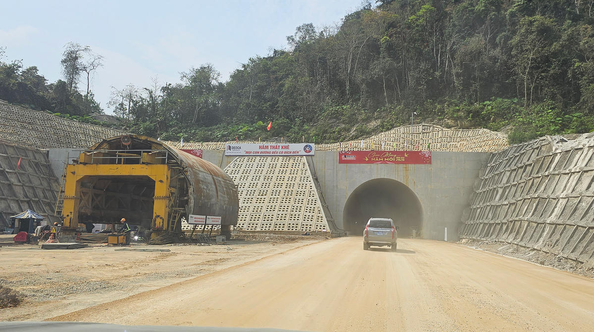 Đoàn công tác di chuyển qua hầm Thất Khê (Lạng Sơn).