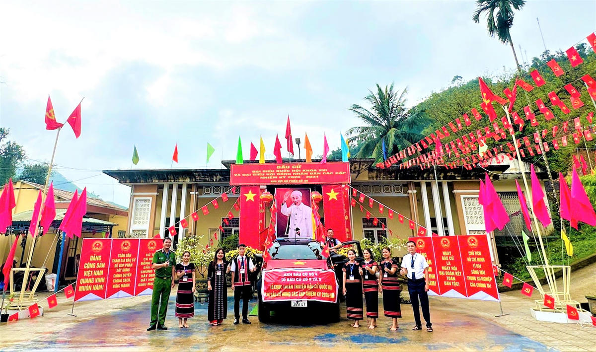 Chính quyền chụp ảnh lưu niệm tại điểm bầu cử số 8 và 9 ở xã Trà Leng. Ảnh: CV.