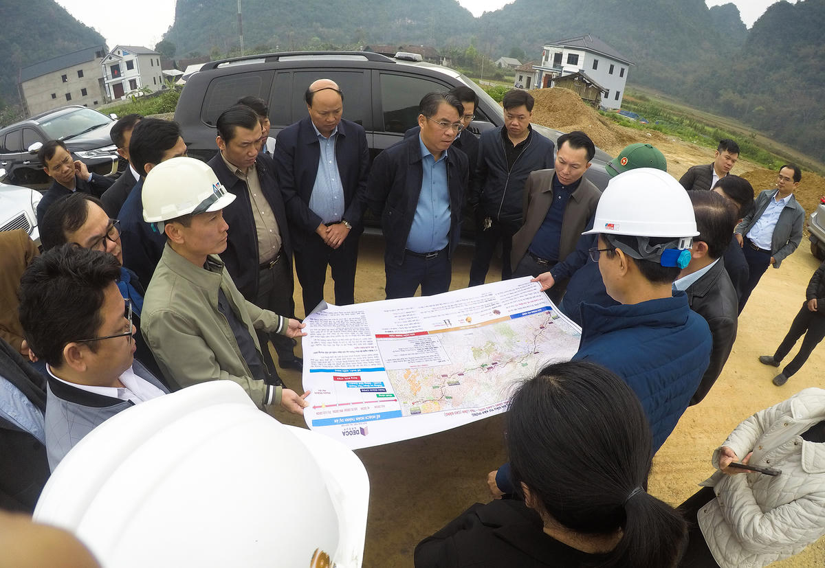 Xuất phát từ điểm cuối của giai đoạn 1 tuyến cao tốc Đồng Đăng – Trà Lĩnh tại km 93 thuộc địa phận xã Quảng Uyên (Cao Bằng), tại đây, Bí thư Tỉnh ủy Cao Bằng Phan Thăng An nghe nhà thầu và các đơn vị chức năng của tỉnh Cao Bằng báo cáo về tuyến kết nối với cửa khẩu Trà Lĩnh sau khi hoàn thành giai đoạn 1 và triển khai giai đoạn 2. Ông Phan Thăng An nhấn mạnh tầm quan trọng của các tuyến đường kết nối đồng bộ để xe chở hàng hóa có thể đến thẳng cửa khẩu Trà Lĩnh.