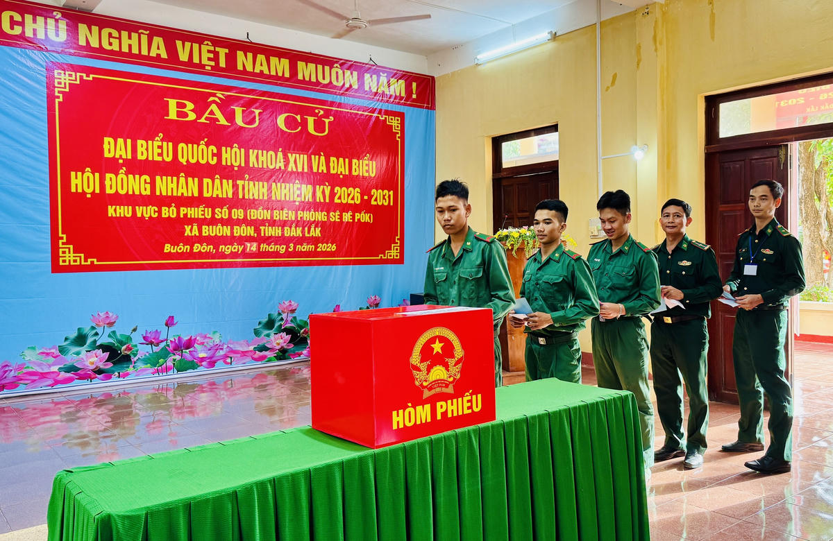 Mỗi lá phiếu không chỉ thể hiện quyền công dân mà còn gửi gắm niềm tin, kỳ vọng của cử tri đối với những đại biểu sẽ đại diện cho ý chí và nguyện vọng của nhân dân. Ảnh: Thanh Nga.