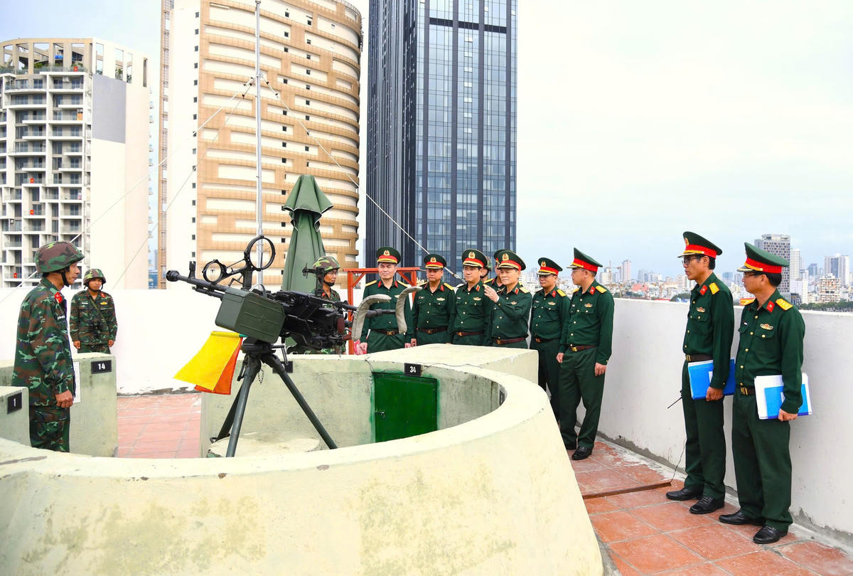 Thượng tướng Phạm Trường Sơn kiểm tra Khẩu đội SMPK 12,7mm kiêm nhiệm cơ quan Bộ CHQS TP Đà Nẵng xử lý tình huống phòng không. Ảnh CV