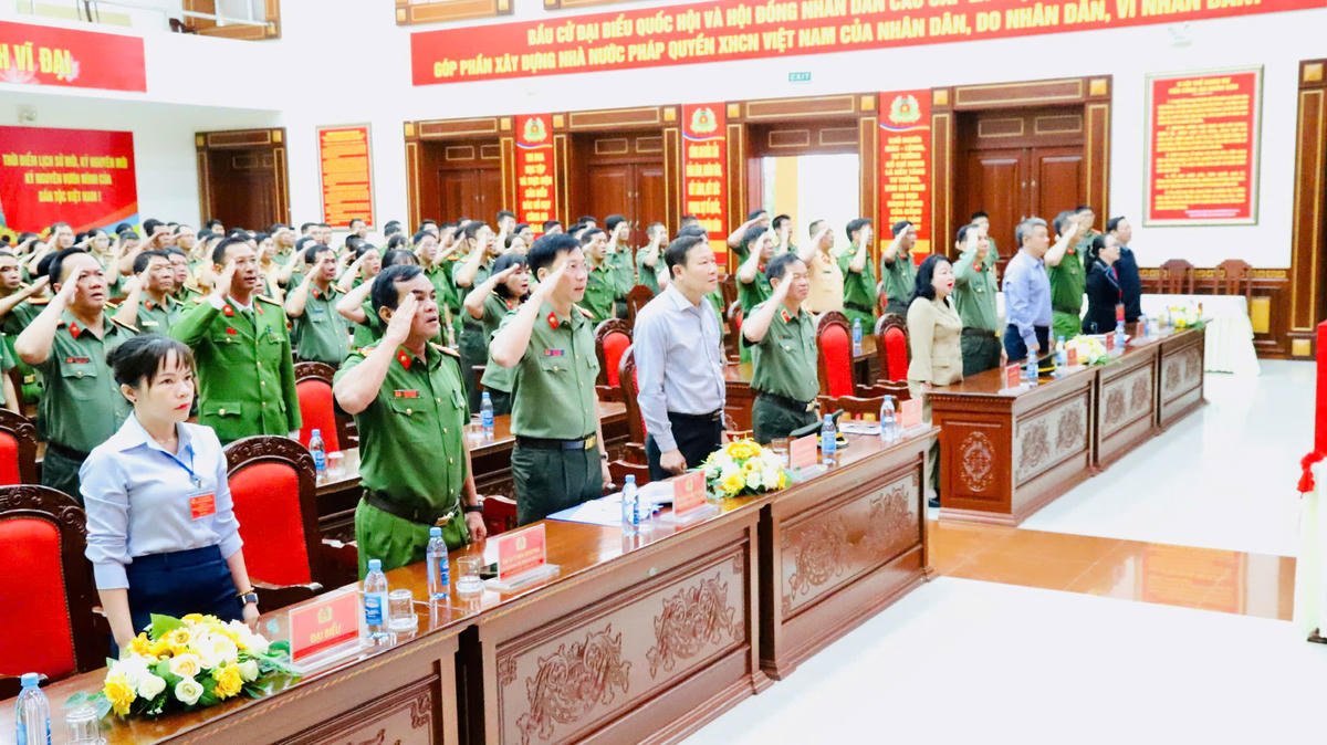 Các đại biểu thực hiện nghi lễ chào cờ trước giờ khai mạc bầu cử. Ảnh: CL.