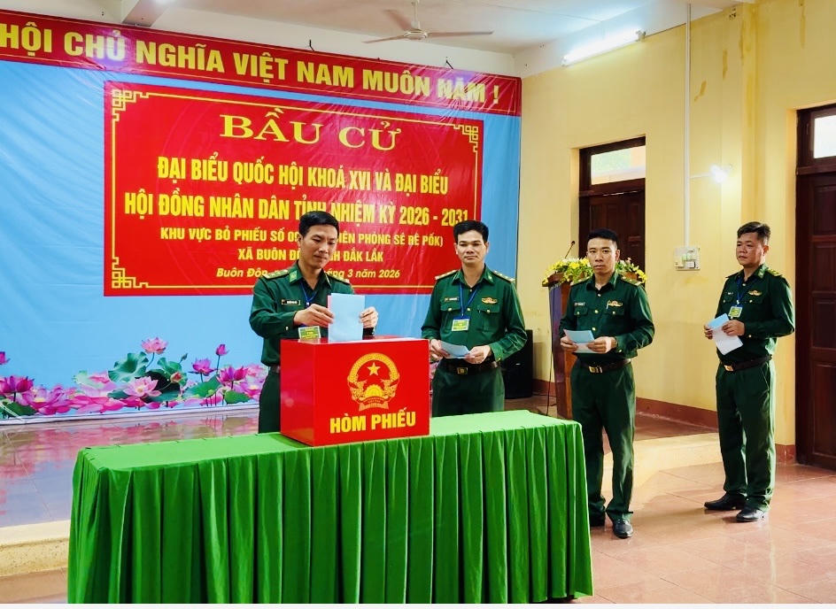 Những lá phiếu đầu tiên đã được cử tri trang nghiêm thực hiện. Ảnh: Thanh Nga.