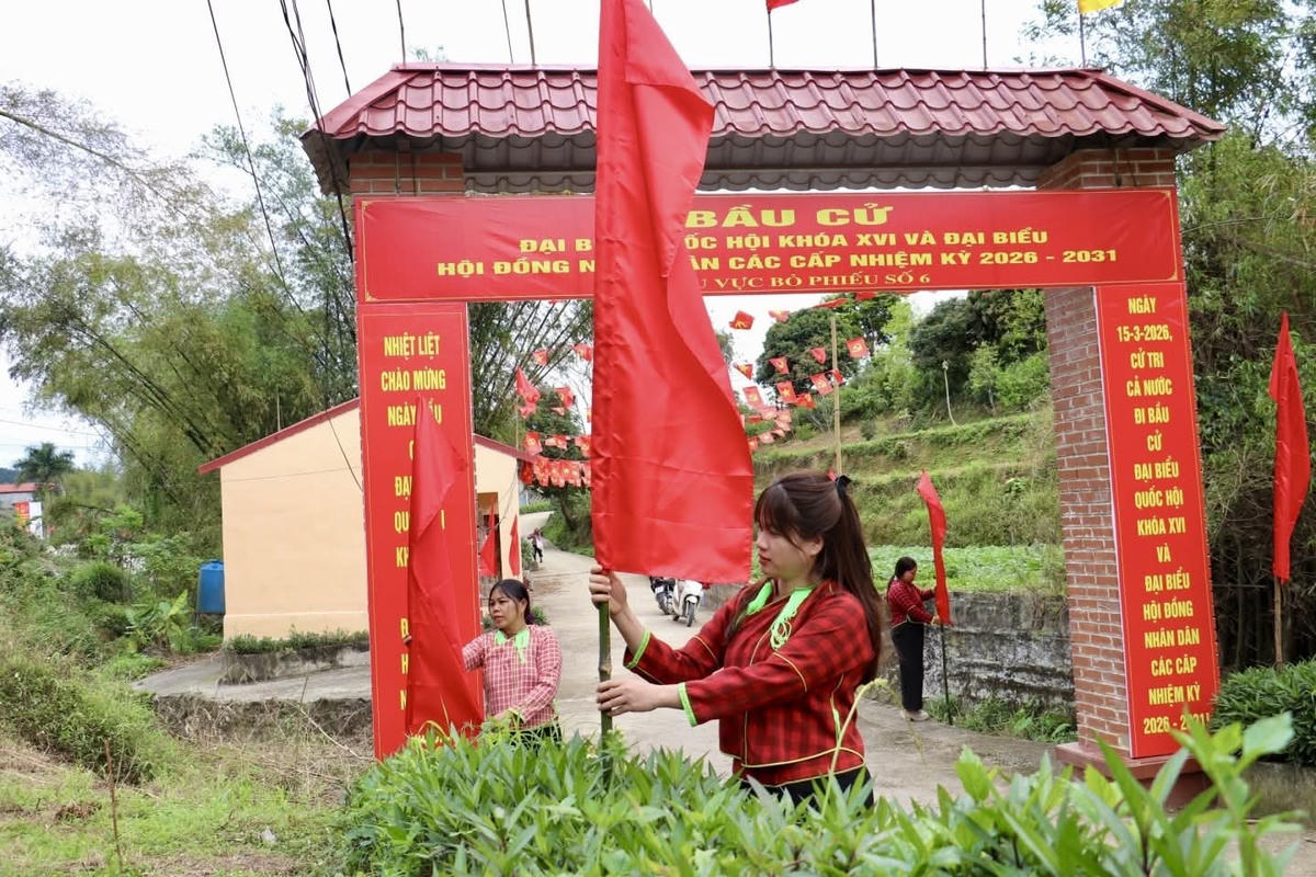 Tại các xã vùng sâu, vùng xa của tỉnh Lạng Sơn, công tác trang trí khánh tiết cho bầu cử cũng được quan tâm, tạo không khí vui tưoi, phấn khởi trong nhân dân.