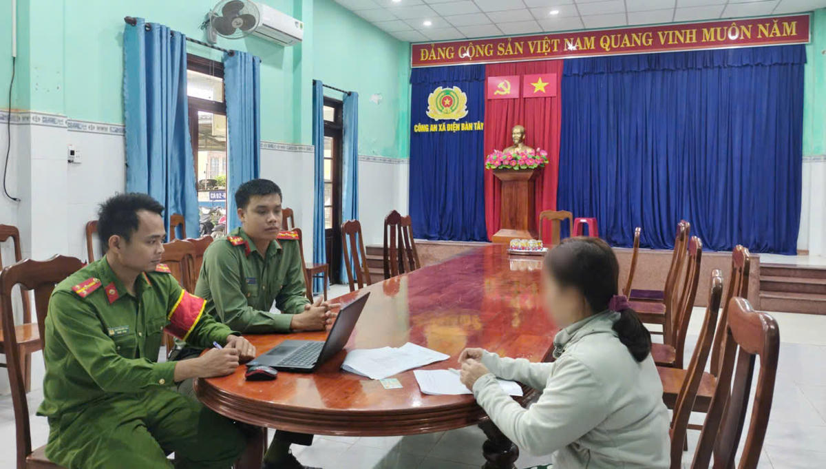 Bà T.T.L. làm việc tại cơ quan Công an. Ảnh: CV.