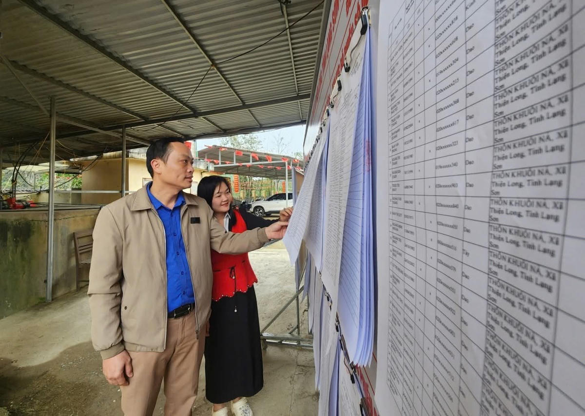 Bán bộ kiểm tra niêm yết danh sách trước ngày bầu cử tại xã Thiện Hoà, tỉnh Lạng Sơn