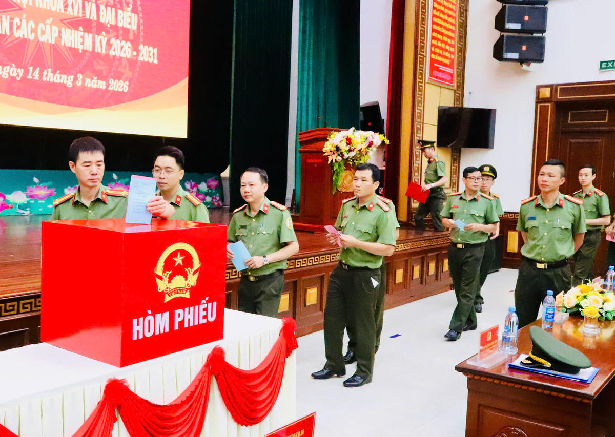 Thông qua lá phiếu của mình, cán bộ, chiến sĩ mong muốn lựa chọn được những đại biểu thực sự có đức, có tài, có năng lực, đại diện cho ý chí và nguyện vọng của cử tri. Ảnh: CL.