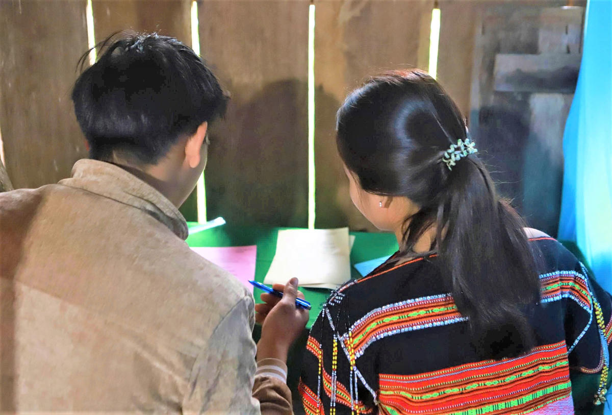 Cử tri thôn 02, xã Vĩnh Sơn đang lựa chọn ứng cử viên ĐBQH khóa XVI và đại biểu HĐND các cấp, nhiệm kỳ 2026-2031. Ảnh: CV.