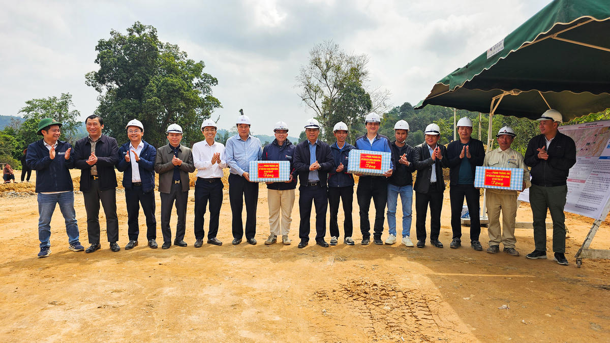 Bí thư Tỉnh ủy Cao Bằng Phan Thăng An tặng quà cho các cán bộ, công nhân đang thi công trên đoạn km 26 Tràng Định. Đại diện đơn vị thi công cảm ơn sự quan tâm của lãnh đạo tỉnh Cao Bằng, đồng thời bày tỏ quyết tâm bố trí nguồn lực máy móc, thiết bị, con người, điều phối 3 ca 4 kíp,&nbsp;đốc thúc từng tổ đội, công việc hàng ngày để hoàn thành chiến dịch 60 ngày đêm tới đây thông xe kỹ thuật giai đoạn 1 tuyến cao tốc Đồng Đăng - Trà Lĩnh.