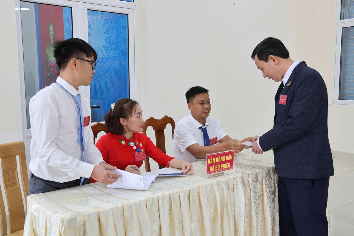 Khu vực bàn đóng dấu đã bỏ phiếu. Ảnh: CTV.&nbsp;