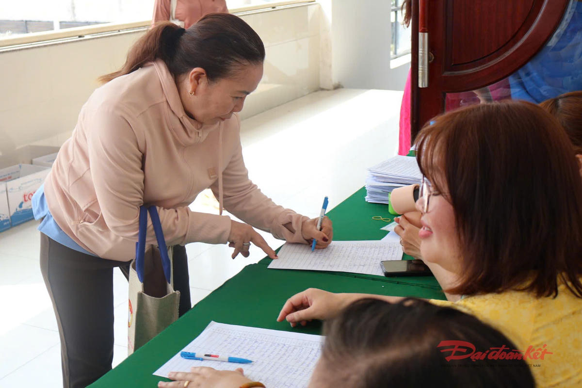 Trước ngày bầu cử, nhiều người dân đặc biệt quan tâm gửi gắm nhiều tâm tư, nguyện vọng tới các hội nghị tiếp xúc tại địa phương trên địa bàn TP Hồ Chí Minh. Ảnh: Hồng Phúc.