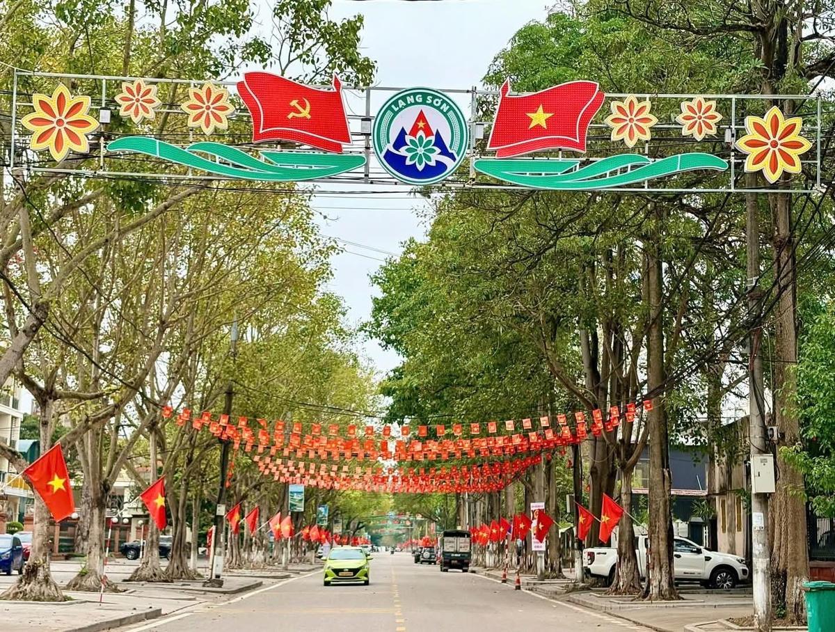 Các tuyến đường của tỉnh Lạng Sơn được trang hoàng cờ hoa.