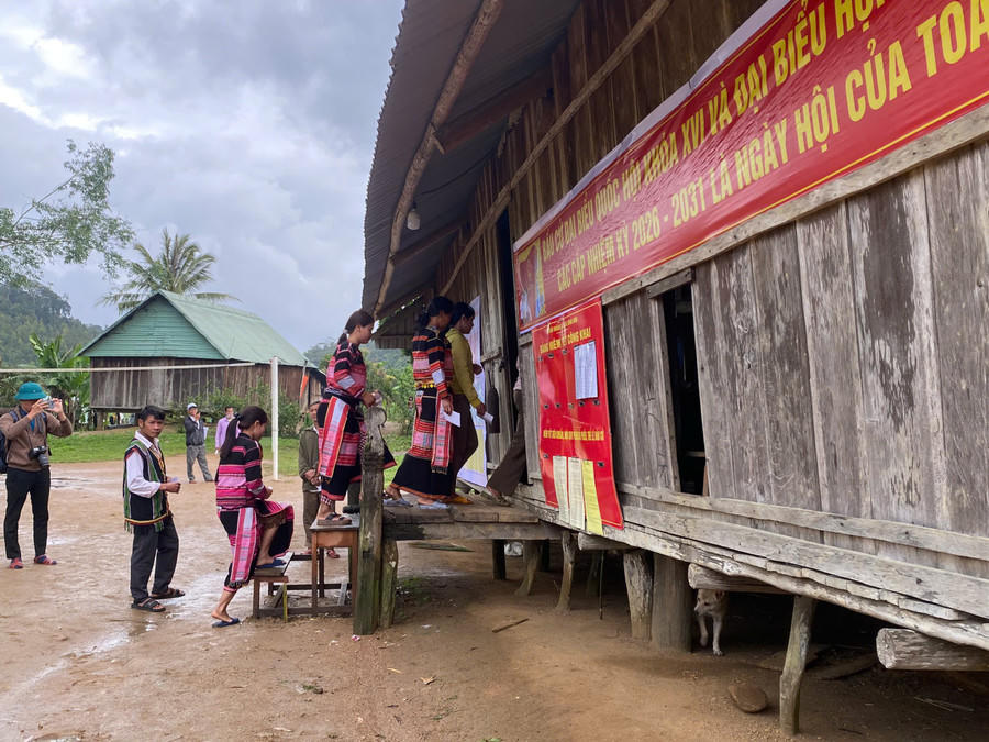 Cử tri thôn 02 đi bỏ phiếu bầu cử ĐBQH khóa XVI và đại biểu HĐND các cấp, nhiệm kỳ 2026-2031. Ảnh: XĐ.