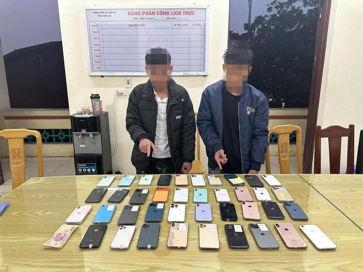 Các đối tượng và tang vật ở Cơ quan điều tra. Ảnh: Công an tỉnh Phú Thọ.