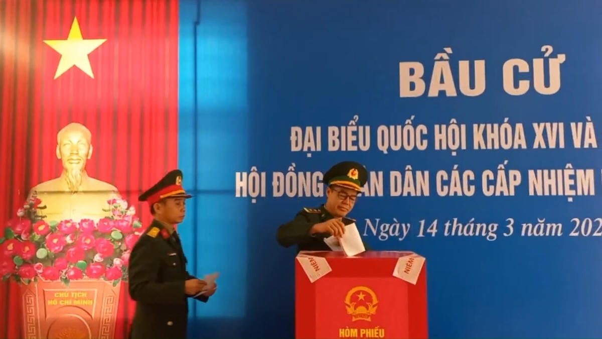 Những lá phiếu của cán bộ, quân, dân đặc khu Bạch Long Vĩ mang theo niềm tin và hy vọng từ đảo tiền tiêu. Ảnh: Sơn Hà.&nbsp;