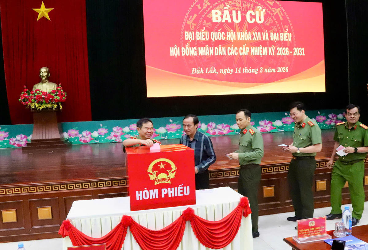 Các đồng chí lãnh đạo Công an tỉnh gửi gắm niềm tin vào lá phiếu. Ảnh: CL.