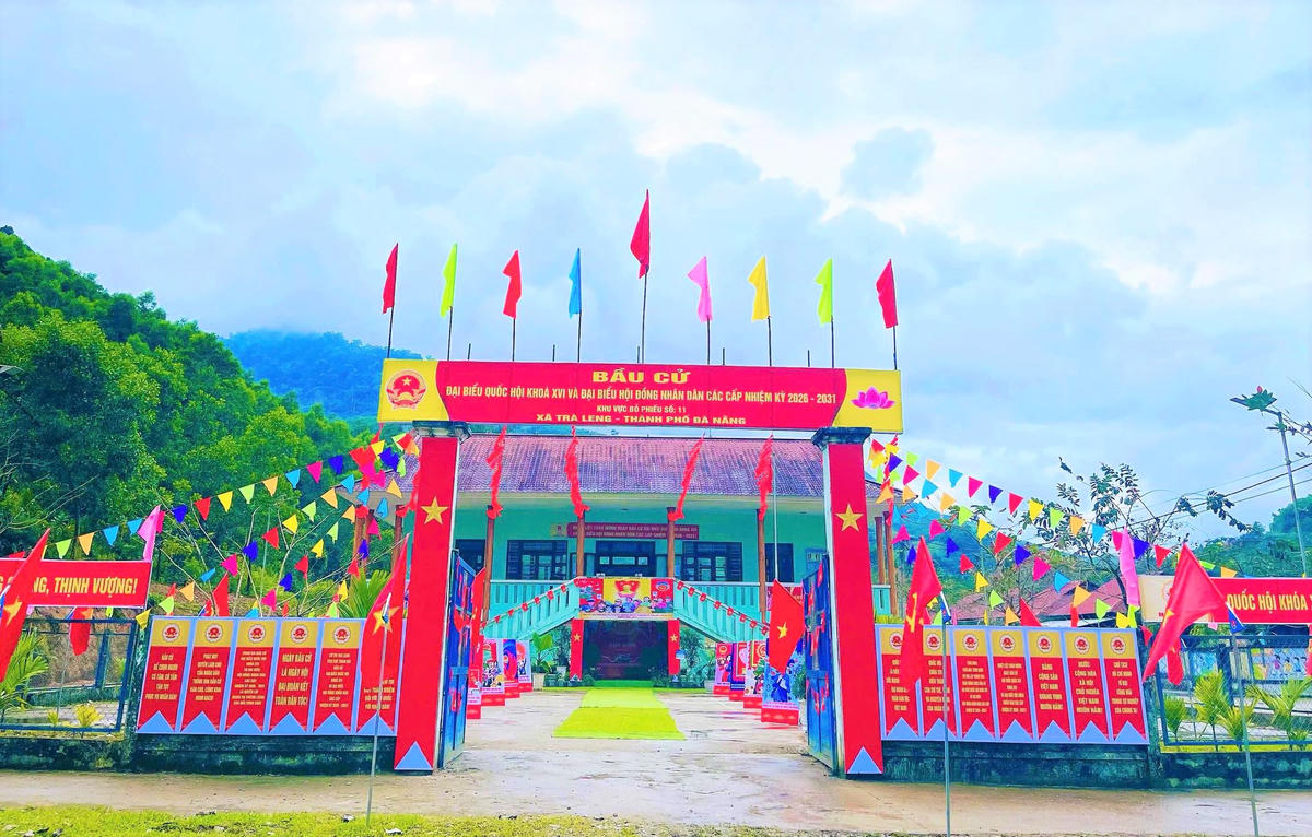 Điểm bầu cử phiếu số 11, xã Trà Leng được trang trí cờ, hoa, áp phích rực rỡ. Ảnh: CV.