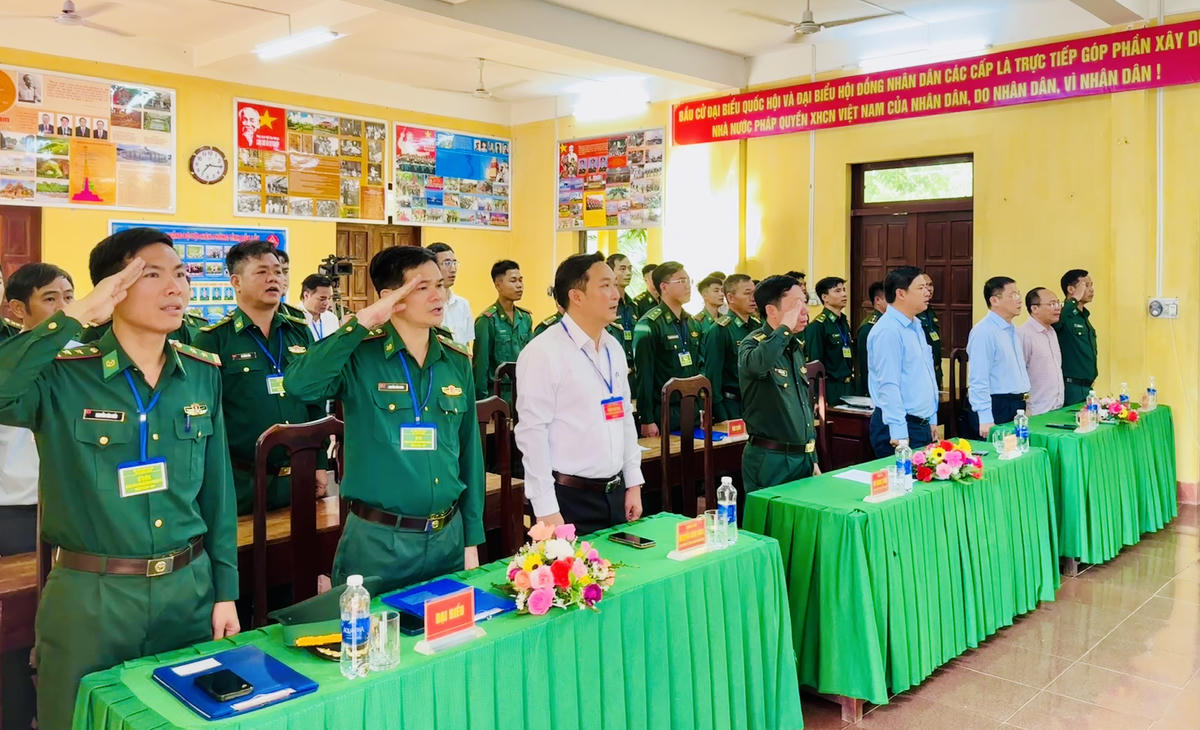 Các đại biểu thực hiện nghi lễ chào cờ trước giờ khai mạc bầu cử. Ảnh: Thanh Nga.