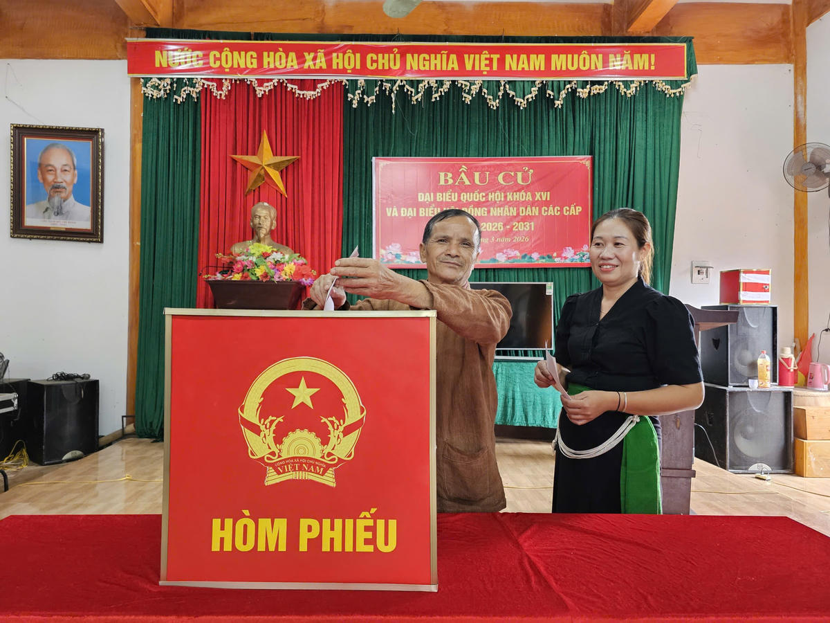 Ông Lo Tất Thắng, 67 tuổi, người Ơ đu tham gia bỏ phiếu.