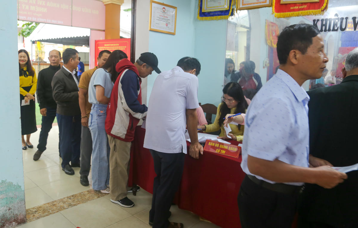 Nhiều cử tri đến bỏ phiếu sớm. Ảnh: Đỗ Văn.