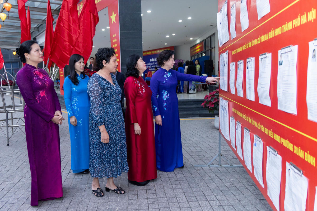 Chủ tịch Bùi Thị Minh Hoài và các đại biểu kiểm tra bảng niêm yết danh sách bầu cử. Ảnh: Quang Vinh.