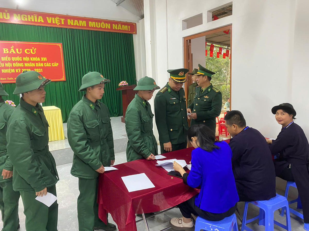 Chiến sĩ mới Tiểu đoàn Huấn luyện - Cơ động tham gia bỏ phiếu tại Tổ bầu cử số 13 xã Nam Tuấn.