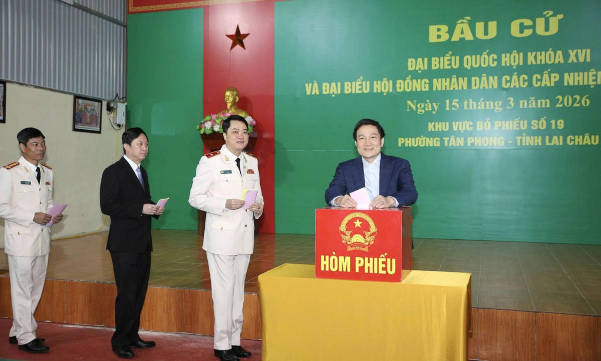 Ông&nbsp;Nguyễn Tuấn Anh - Ủy viên dự khuyết Ban Chấp hành Trung ương Đảng, Phó Bí thư Tỉnh ủy Lai Châu bỏ phiếu bầu.  
