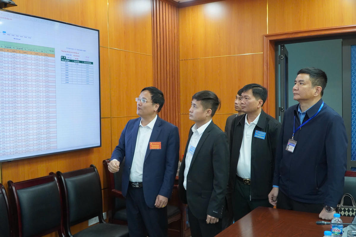 Công tác thống kê phiếu bầu đang tiếp tục được thực hiện. Ảnh: L.L