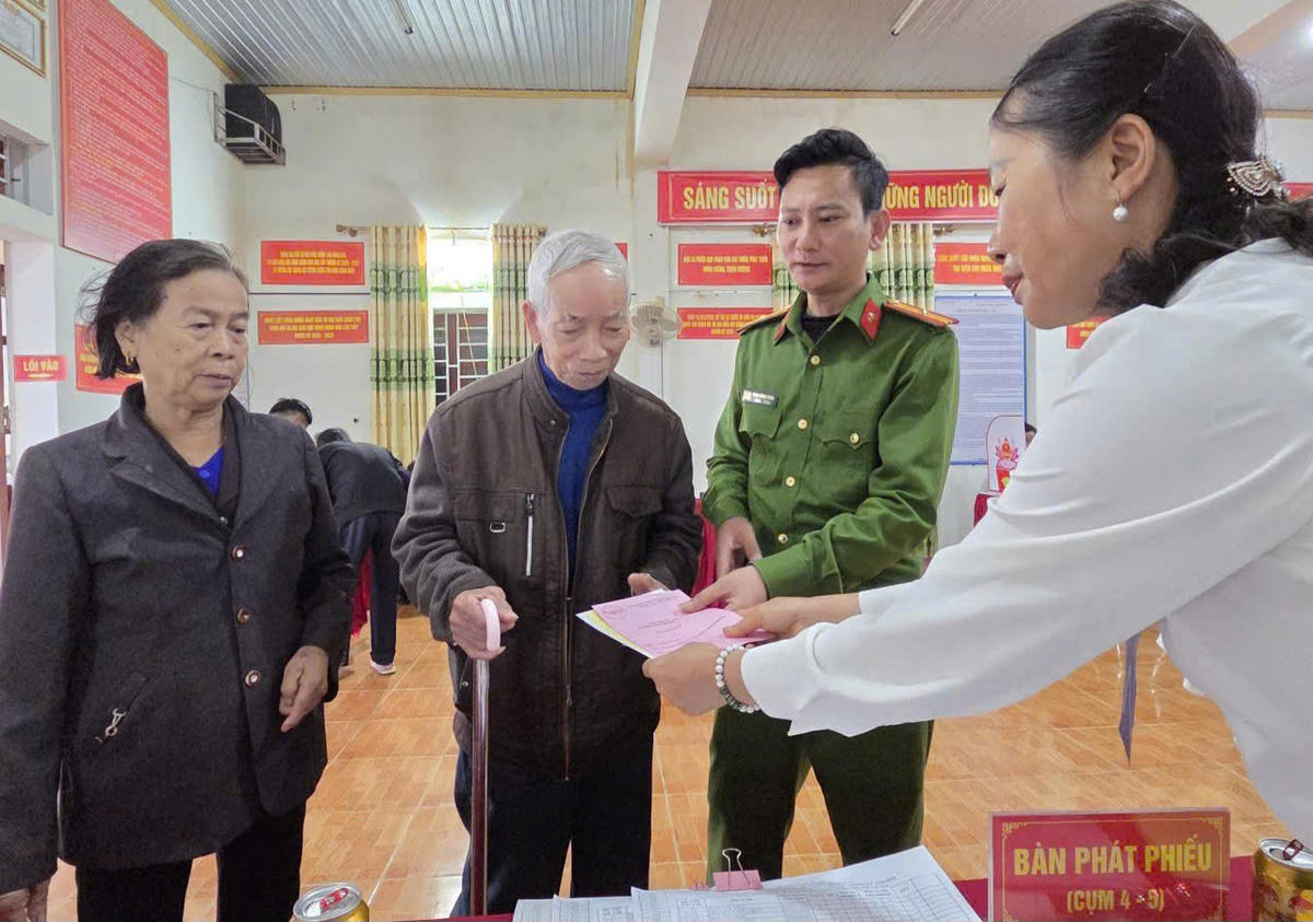 Cán bộ, chiến sĩ hỗ trợ người già vào khu vực bỏ phiếu, hướng dẫn tỉ mỉ từng quy trình để cử tri hoàn thành việc bỏ phiếu thuận lợi.&nbsp;