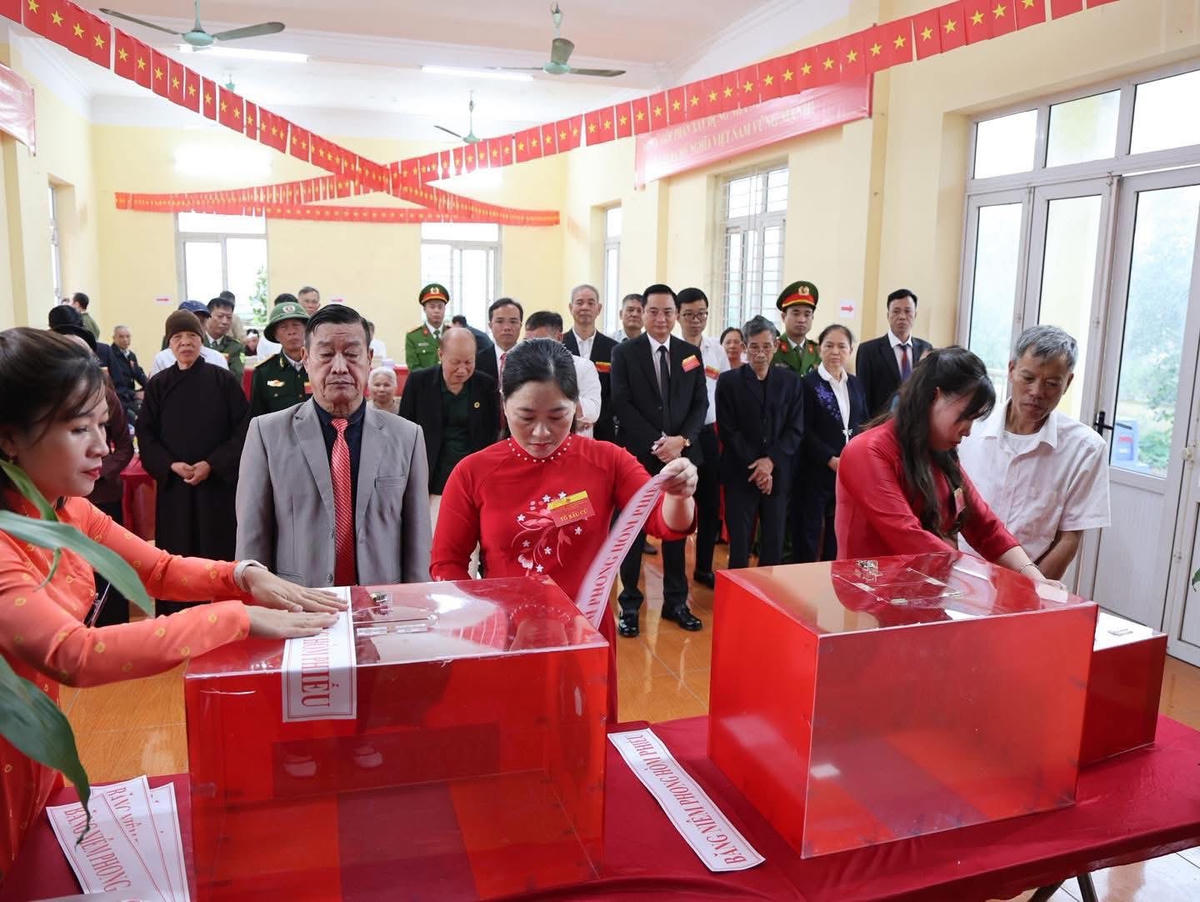 Việc bố trí hòm phiếu, khu vực ghi phiếu, đóng dấu hợp lý và khoa học, tránh tình trạng chờ đợi khi thực hiện các thao tác bỏ phiếu. Ảnh: TL