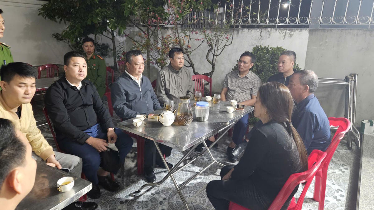 Thiếu tướng Trần Xuân Ánh, Giám đốc Công an tỉnh Hưng Yên thăm hỏi gia đình nạn nhân. Ảnh: Công an tỉnh Hưng Yên.