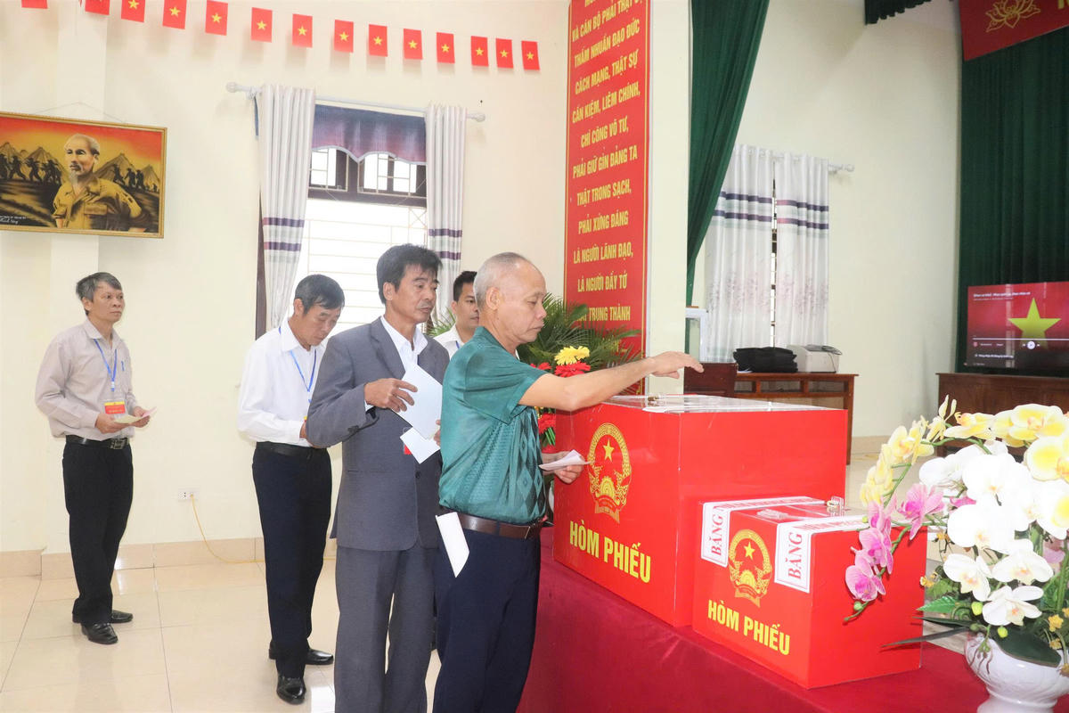 Cử tri bỏ phiếu tại khu vực bỏ phiếu thuộc xã Bình Minh (Hà Nội).