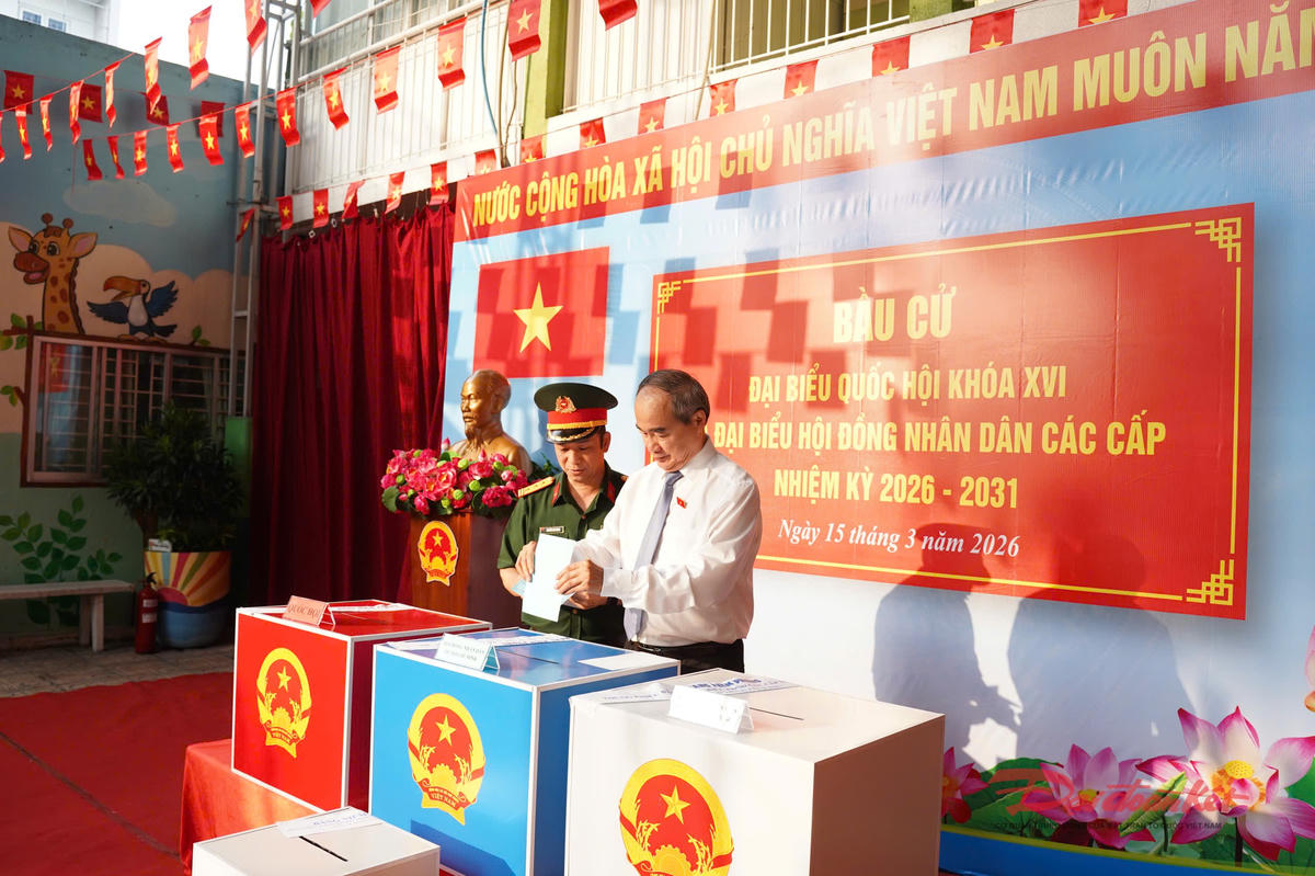 Nguyên Chủ tịch Uỷ ban Trung ương MTTQ Việt Nam Nguyễn Thiện Nhân tham gia bỏ phiếu bầu cử tại TP Hồ Chí Minh sáng 15/3. Ảnh: Hồng Phúc.