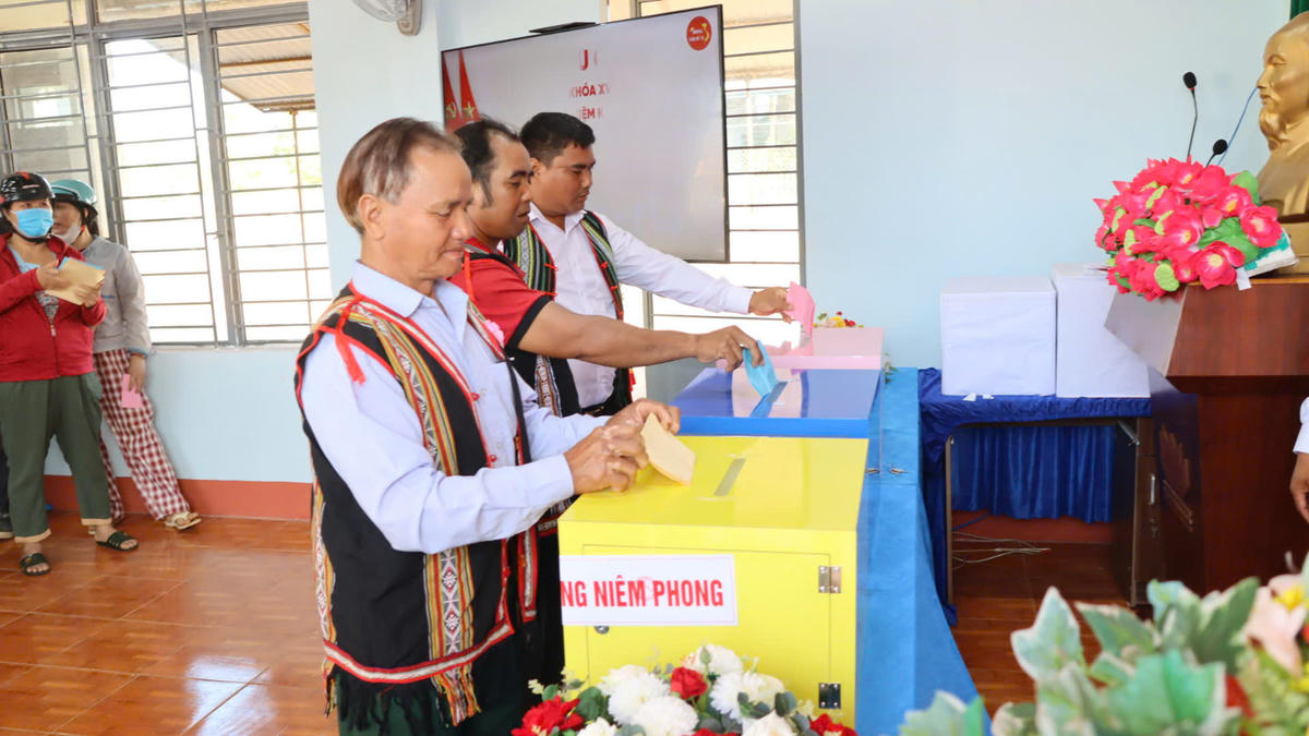 Cử tri đang thực hiện bỏ phiếu. Ảnh: CV.
