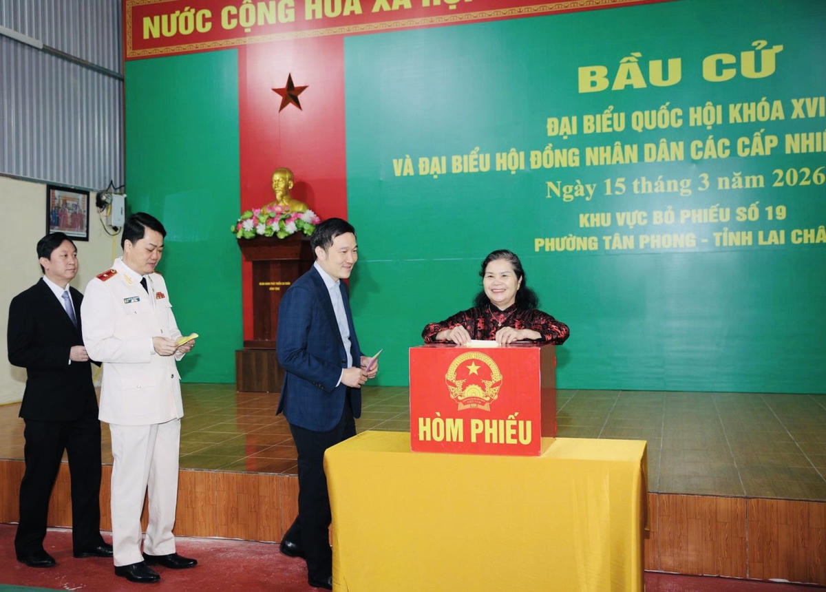 Cũng tại khu vực bỏ phiếu số 19 phường Tân Phong, bà Giàng Páo Mỷ - Chủ tịch HĐND tỉnh Lai Châu thực hiện quyền bỏ phiếu.&nbsp;