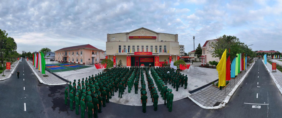 Theo Bộ CHQS tỉnh An Giang, toàn lực lượng có 5.279 cử tri tham gia bầu cử. Trong đó, 3 tổ bầu cử riêng được tổ chức tại các đơn vị gồm: Tổ bầu cử số 57 đặt tại cơ quan Bộ CHQS tỉnh với 567 cử tri; Tổ bầu cử tại Trung đoàn 892 với 684 cử tri; Tổ bầu cử tại Tiểu đoàn 207, Trung đoàn 893 với 643 cử tri. Các cử tri còn lại tham gia bỏ phiếu tại các tổ bầu cử của địa phương nơi đơn vị đóng quân. Ảnh: Phương Vũ