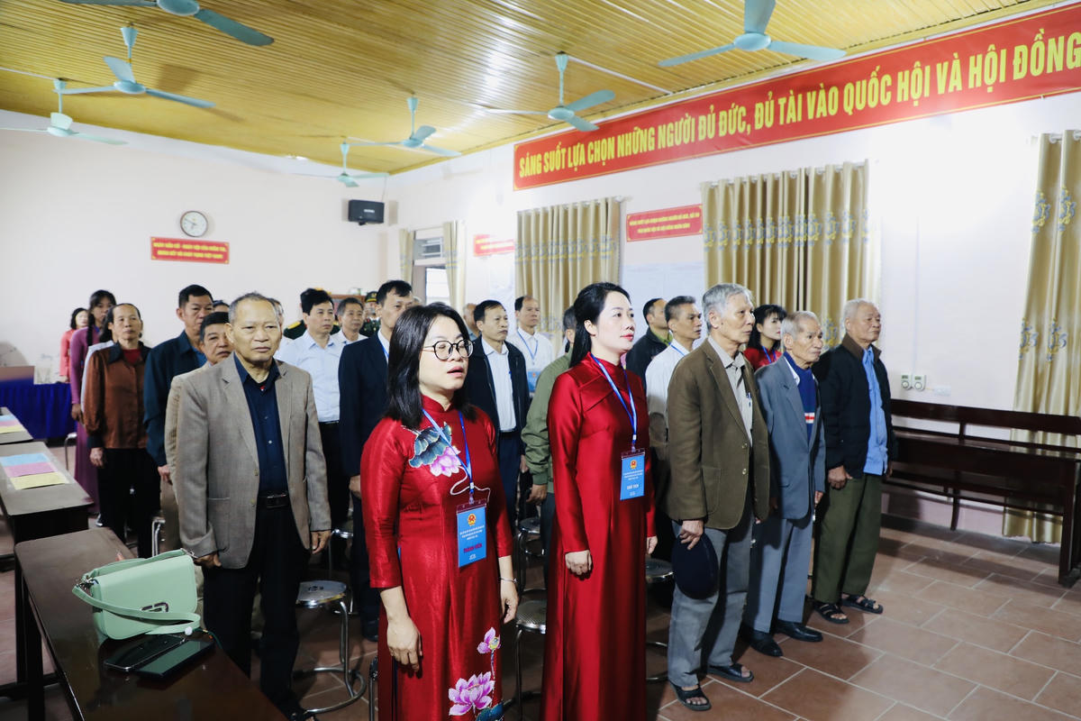 Cử tri và thành viên tổ bầu cử thôn Cổ Tích (xã Hy Cương, tỉnh Phú Thọ) thực hiện nghi thức khai mạc cuộc bầu cử. Ảnh Tùng Duy