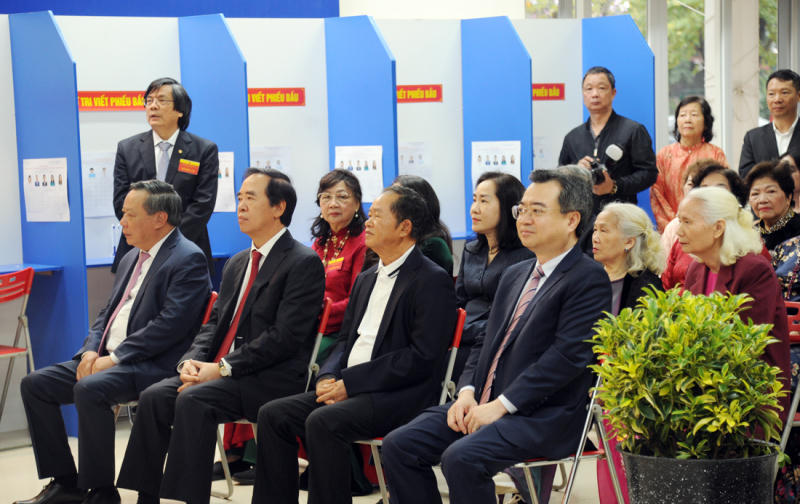 Ủy viên Bộ Chính trị, Bí thư Trung ương Đảng, Trưởng ban Chính sách, Chiến lược Trung ương Nguyễn Thanh Nghị&nbsp;và các cử tri tại khu vực bỏ phiếu. Ảnh:&nbsp;