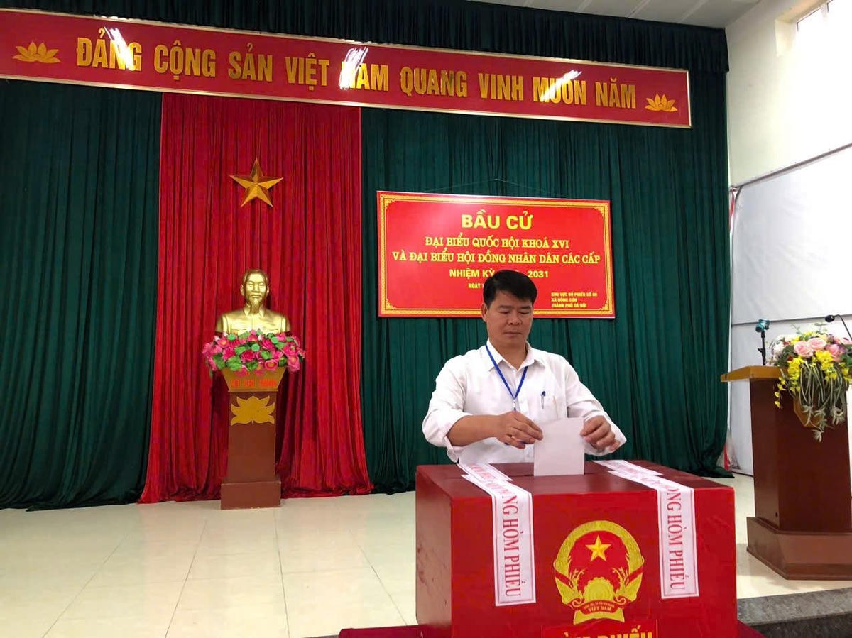 Phó Chủ tịch UBND xã Đặng Minh Đức&nbsp;thực hiện quyền và nghĩa vụ công dân. Ảnh: T.L