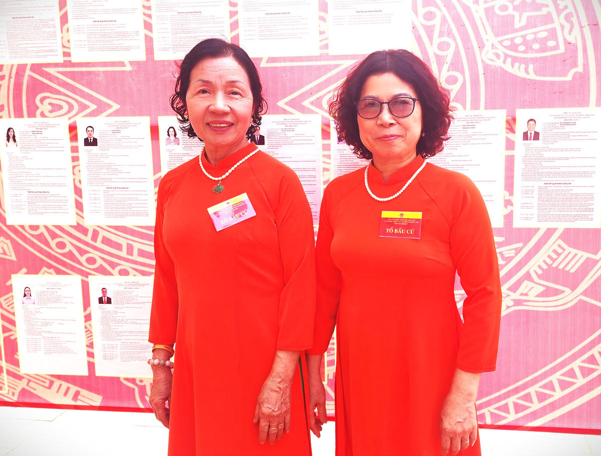 Từ phải qua trái, Trưởng Ban công tác Mặt trận Trần Thị Lý và bà Phạm Thị Hạnh, thành viên Ban công tác Mặt trận Tổ dân phố Tó (phường Tây Mỗ, TP Hà Nội) luôn có mặt tại Khu vực bỏ phiếu.