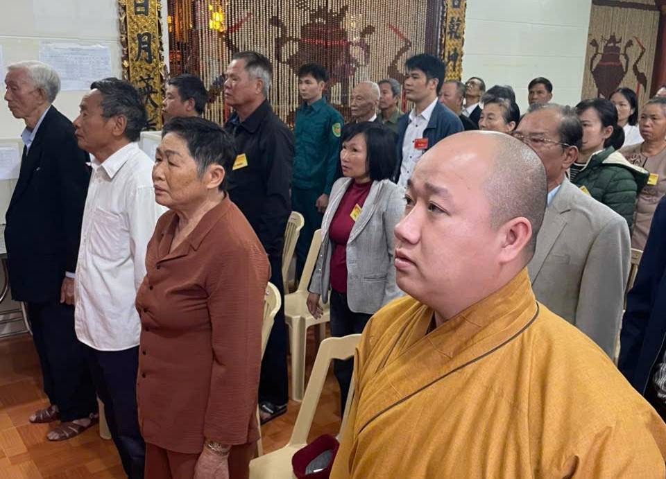 Cử tri xã Tây Thái Ninh, tỉnh Hưng Yên tham gia nghi lễ chào cờ trước khi bầu cử. Ảnh: Thế Lộc