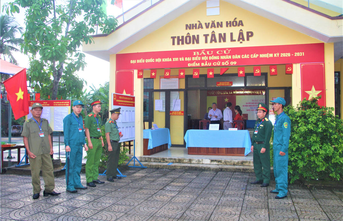 Lực lượng chức năng bảo vệ khu vực điểm bầu cử số 9, thôn Tân Lập, xã Tam Hải. Ảnh: Tấn Thành.