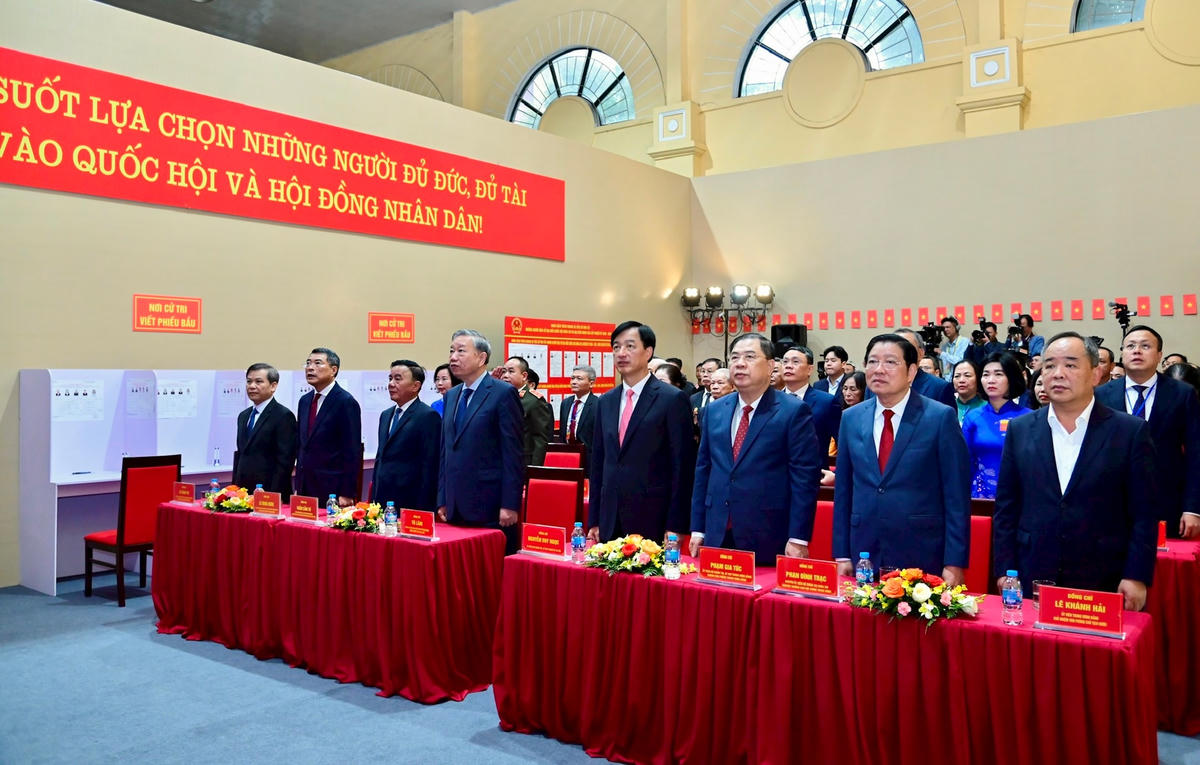 Tổng Bí thư Tô Lâm và lãnh đạo Trung ương, thành phố Hà Nội thực hiện nghi thức chào cờ. Ảnh: HNM